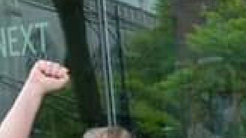 Los trabajadores emitieron sus votos en persona en Edge Theatre, 5451 N. Broadway, donde la NLRB realizó el conteo. Foto Extraída del Facebook de Workers United