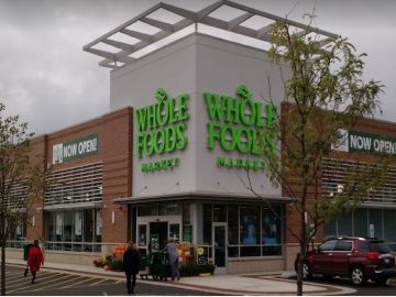 La tienda Whole Foods está cerrando sus puertas en el barrio de Englewood pero hay organizaciones de ese barrio que ofrecen productos a sus residentes lo cual demuestra que también son una opción. Foto Google Maps