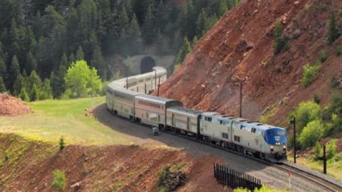 Un tren Antrax que viajaba de Los Ángeles rumbo a Chicago se descarriló contra un camión volquete en Missouri dejando tres personas muertas y varias heridas.