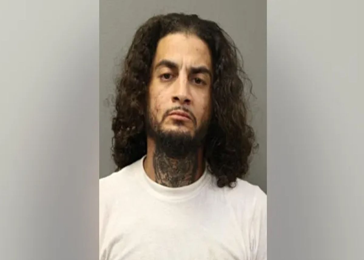 Andre González, de 35 años, ha sido acusado de cuatro delitos graves de robo a mano armada con arma peligrosa. Foto Departamento de Policía de Chicago
 
