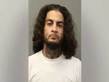 Andre González, de 35 años, ha sido acusado de cuatro delitos graves de robo a mano armada con arma peligrosa. Foto Departamento de Policía de Chicago