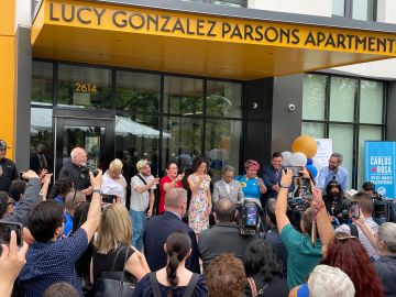 Funcionarios electos, organizadores comunitarios y vecinos de Logan Square asistieron a la inauguración del nuevo complejo de apartamentos Lucy González Parsons, con 100 viviendas asequibles. (Cortesía Marcelo Ferrer/ Palenque LSNA)