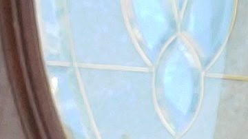 Blanca Beltrán afuera de la vivienda en la que rentaba un apartamento con tres dormitorios en Logan Square. (Cortesía familia Beltrán)