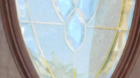 Blanca Beltrán afuera de la vivienda en la que rentaba un apartamento con tres dormitorios en Logan Square. (Cortesía familia Beltrán)