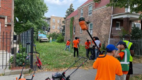 La organización Southwest Organizing Project contrata a adolescentes de áreas peligrosas de Chicago para que colaboren en proyectos comunitarios. (Cortesía SWOP)