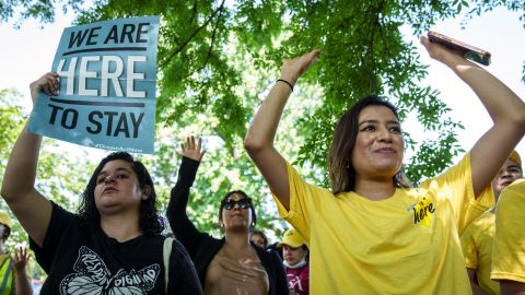 DACA cumple 10 años. Dreamers y organizaciones pro inmigrantes continúan la lucha por una vía a la ciudadanía.