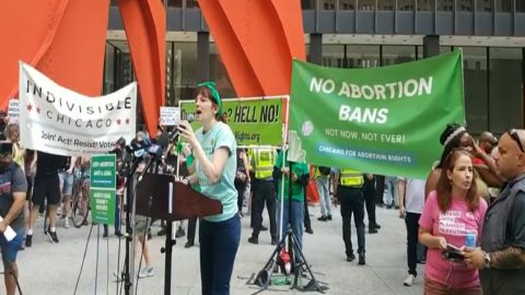 Un grupo de manifestantes en Chicago alzaron su voz después de la decisión de la Corte Suprema que  revocó el caso Roe v. Wade poniendo fin a las protecciones federales.  Foto captura Andy Thayer