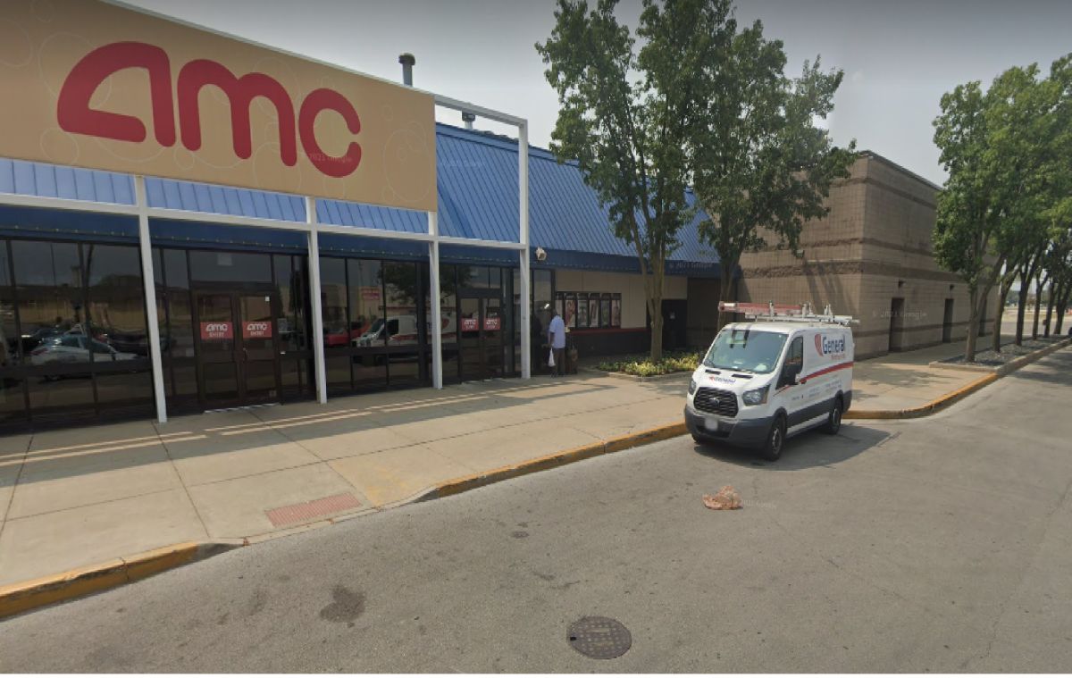 El cuerpo del hombre fue hallado en un estacionamiento detrás del cine AMC del centro comercial Ford City.Google Maps


