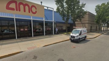 El cuerpo del hombre fue hallado en un estacionamiento detrás del cine AMC del centro comercial Ford City.Google Maps