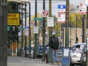 La policía está advirtiendo a los dueños de negocios sobre robos a mano armada en su vecindario al sur de Chicago. Archivo AP