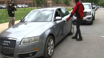 Un filántropo de Chicago premia la valentía del buen samaritano con un vehículo. Foto Captura video NBC 29
