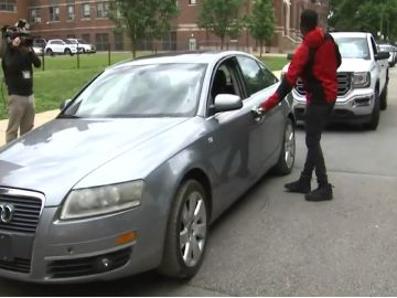 Un filántropo de Chicago premia la valentía del buen samaritano con un vehículo. Foto Captura video NBC 29