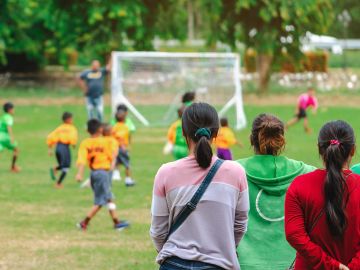 Está demostrado que el apoyo del entorno familiar en torneos deportivos ayuda a los jugadores a desarrollarse de manera más eficaz.