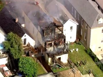Los bomberos de Chicago trabajaron intensamente para apagar las llamas de un incendio en edificio residencial en un vecindario al noroeste de Chicago.  Foto  captura ABC7 Chicago
