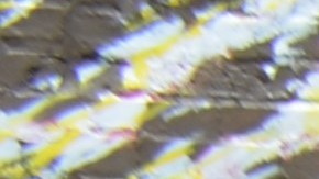 El muralista Héctor Duarte y su obra ‘Fight To Stay’ o ‘Lucha para quedarte’ en 1910 S. Wolcott Ave., en pleno corazón del barrio de Pilsen. (Belhú Sanabria / La Raza)