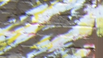 El muralista Héctor Duarte y su obra ‘Fight To Stay’ o ‘Lucha para quedarte’ en 1910 S. Wolcott Ave., en pleno corazón del barrio de Pilsen. (Belhú Sanabria / La Raza)