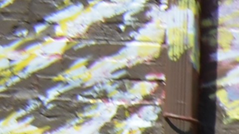 El muralista Héctor Duarte y su obra ‘Fight To Stay’ o ‘Lucha para quedarte’ en 1910 S. Wolcott Ave., en pleno corazón del barrio de Pilsen. (Belhú Sanabria / La Raza)