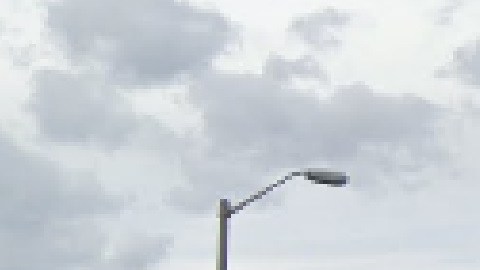 La policía busca al sospechoso que a punta de pistola exigió a su víctima que sacara dinero de un cajero automático cerca a la estación Pulaski del tren de la línea azul de la CTA. Foto Google Maps