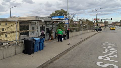 La policía busca al sospechoso que a punta de pistola exigió a su víctima que sacara dinero de un cajero automático cerca a la estación Pulaski del tren de la línea azul de la CTA. Foto Google Maps