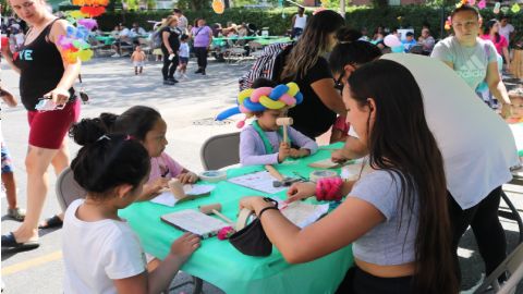 Los estudiantes de Chicago se preparan para el regreso a clases y reciben útiles escolares de Peoples Gas y el Chicago Common. Foto Cortesía Chicago Commons