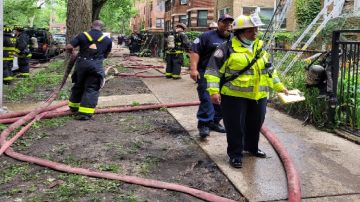 Los bomberos dijeron que llevaron a una mujer de unos 60 años y a un bombero que resultó herido mientras combatía el incendio a un hospital local. Foto captura Twitter Chicago Fire Media