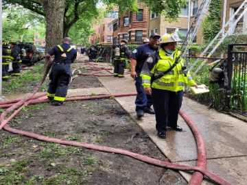 Los bomberos dijeron que llevaron a una mujer de unos 60 años y a un bombero que resultó herido mientras combatía el incendio a un hospital local. Foto captura Twitter Chicago Fire Media