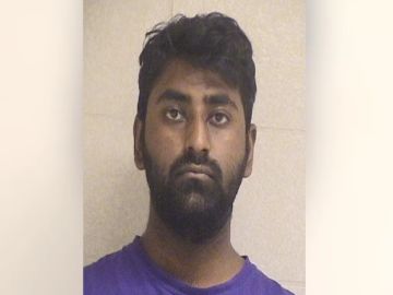 Sachin Pillai de 22 años ha sido acusado de difusión de pornografía infantil y posesión de pornografía infantil. Foto Cortesía Oficina del Alguacil del Condado de Cook