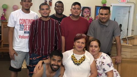 La pastora Jacobita Cortés, que dirige la iglesia Metodista Unida Adalberto en Humboldt Park, junto a venezolanos que recientemente cruzaron la frontera de México con EEUU y se entregaron a las autoridades migratorias en su lucha por conseguir asilo. (Cortesía Iglesia Metodista Unida Adalberto)