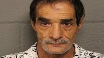 Farhad Tanzif, de 67 años está tras las rejas se enfrenta a cuatro delitos graves de Clase X, todos por agresión sexual criminal. Foto captura Fox 32 Chicago