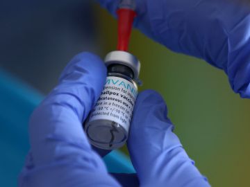 Una vacuna contra la viruela del mono es preparada para su aplicación.