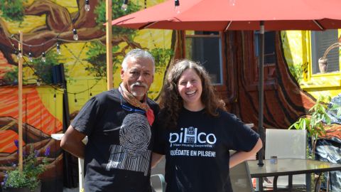 El muralista mexicano Héctor Duarte y su esposa Linda Lutton en el jardín comunitario de la Cooperativa de Vivienda de Pilsen. (Belhú Sanabria / La Raza)