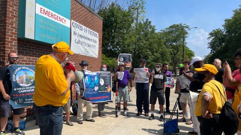 Miembros de la comunidad de Uptown, líderes comunitarios y organizadores locales se manifiestan contra el proyecto de apartamentos de lujo afuera del Hospital Weiss Memorial ubicado en 4646 N. Marine Drive, en el norte de Chicago. (Cortesía Gayatri Reddy)