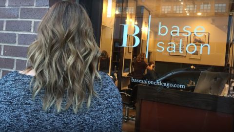 La propietaria de Base Salon en West Loop, Krysta Rojas dijo que fue estafada por una mujer que llegó al negocio a recibir servicios, pero que no pagó. Foto Google Maps.