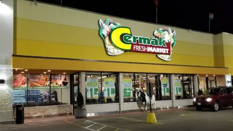 La menor caminaba con una mujer que conocía cerca de Cermak Fresh Market en West Rogers Park cuando un hombre la agarró del brazo y comenzó a correr con ella.