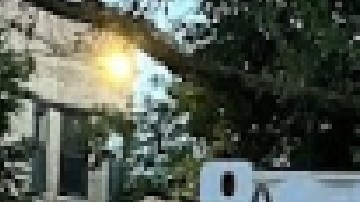 Los clientes se sientan afuera en un patio del negocio 7323 Chicago Cafe ubicado en el 6600 sur de la avenida Woodlawn. Foto Google Maps