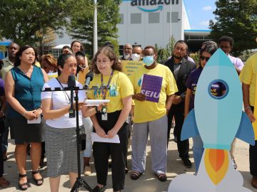 Ingrid Bejarano, frente al centro de entrega de Amazon en Bridgeport, habla sobre las luchas que enfrentan los proveedores de cuidado infantil y el bajo salario que reciben por su trabajo. (Cortesía SEIU Healthcare Illinois)