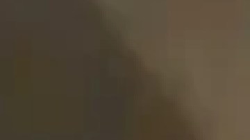 El presunto ladrón del Marquette Bank en Bridgeview le entregó una nota al cajero exigiendo dinero, luego salió corriendo con el efectivo y huyó del lugar. Foto captura NBC 5