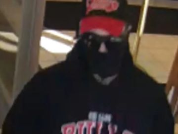El presunto ladrón del Marquette Bank en Bridgeview le entregó una nota al cajero exigiendo dinero, luego salió corriendo con el efectivo y huyó del lugar. Foto captura NBC 5