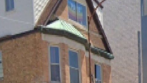 os detectives del área investigan un choque de un automóvil contra un árbol en el vecindario de Lake View.