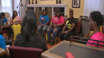 Getcha Mind Right es un programa que brinda terapia profesional de salud mental a los adolescentes de Chicago que crecen en vecindarios violentos. Foto captura ABC7 Chicago