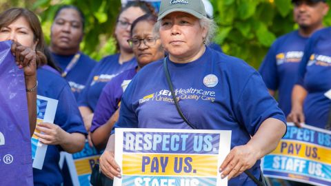 Asistentes de enfermería y miembros de SEIU Healthcare Illinois quieren que propietarios de asilos soliciten financiamiento en Springfield. (Cortesía SEIU Healthcare Illinois)