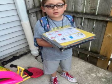 Ethan, es un niño con autismo de 8 años que utiliza su tableta para comunicarse con su familia y amistades. Foto Extraída de Facebook Amelia Galvez Cortez