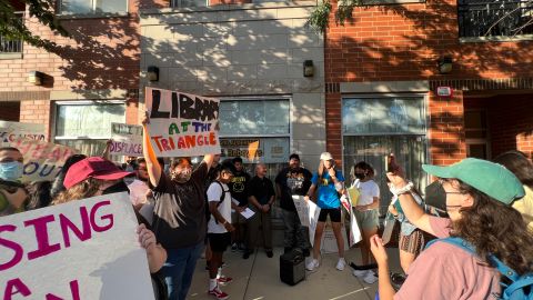 Vecinos y organizadores comunitarios durante una manifestación en la que estuvo presente el concejal del Distrito 30, Ariel Reboyras, y en la que se habló de la necesidad de vivienda asequible en el proyecto Belmont Triangle de Avondale. (Cortesía Arely Barrera / Palenque LSNA)