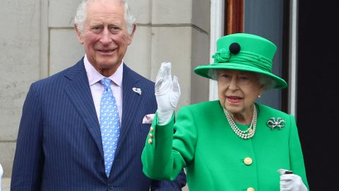 La reina Isabel II con su hijo Carlos, quien la ha sucedido en el trono británico.