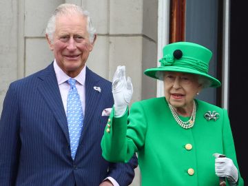 La reina Isabel II con su hijo Carlos, quien la ha sucedido en el trono británico.
