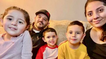 Jaime Botello, su esposa Mirella Gutiérrez y sus tres hijos, Leo de siete años, Danny de cinco años y Mía de cuatro años en su vivienda en Elgin. (Cortesía familia Gutiérrez)