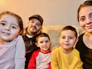 Jaime Botello, su esposa Mirella Gutiérrez y sus tres hijos, Leo de siete años, Danny de cinco años y Mía de cuatro años en su vivienda en Elgin. (Cortesía familia Gutiérrez)