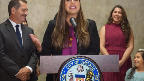 El representante federal por Illinois Jesús ‘Chuy’ García respaldó a Jeylu Gutiérrez, madre de dos hijos que trabaja para la comisionada del Condado de Cook, Alma Anaya. Foto extraída del Facebook del congresista Luis Gutiérrez