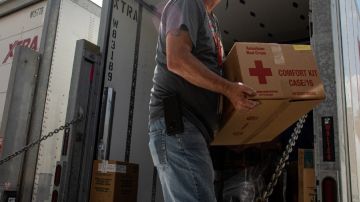Voluntarios de la Cruz Roja Estadounidense se encuentran en Florida para ayudar con los esfuerzos de socorro a los que se unirán algunos que son de Illinois que pronto estarán en camino. Foto Extraída de Facebook Cruz Roja Estadounidense.