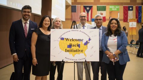 El programa Chicago Welcome Back Center se basa en el modelo nacional Welcome Back Initiative y promueve carreras alternativas en el campo de la salud. (Cortesía Colegios Comunitarios de Chicago)